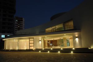 Sculpting a Contemporary Fitness Oasis: Warm Materiality and Seamless Flow